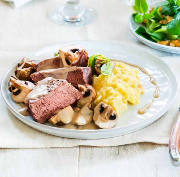 Rinderfilet mit Kartoffelstampf und Pilzsoße