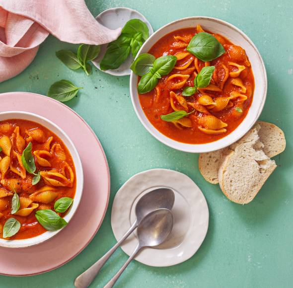 Schnelle Tomatensuppe mit Muschelnudeln