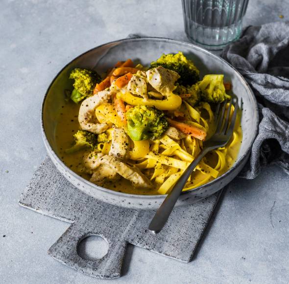 Bandnudeln in Currysoße