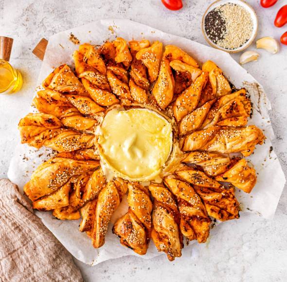 Blätterteig-Kranz mit Tomatenbutter und Camembert