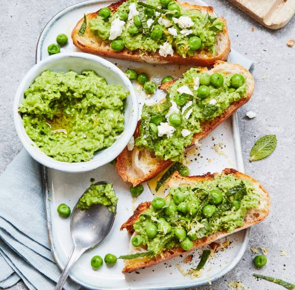 Crostini mit Erbsenpüree