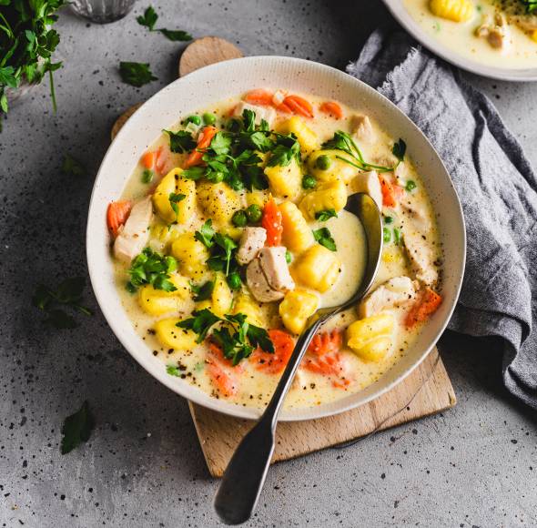 Gnocchi-Creme-Suppe mit Erbsen und Möhren