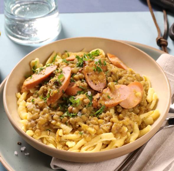 Linsen-Spätzle-Eintopf mit Würstchen