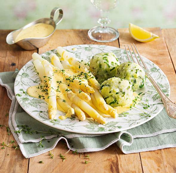 Spargel mit Frühkartoffel-Knödeln und Zitronen-Hollandaise