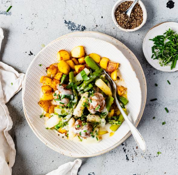 Spargelragout mit Hackbällchen und Kartoffelwürfeln