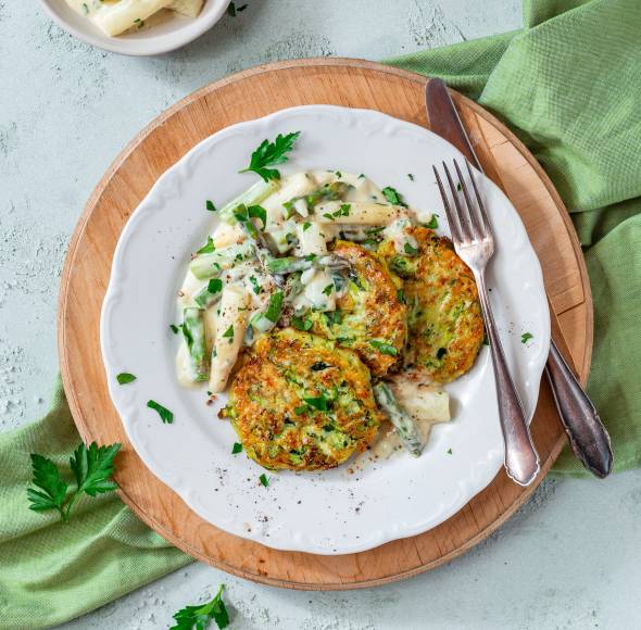 Zucchini-Puffer mit Spargelragout