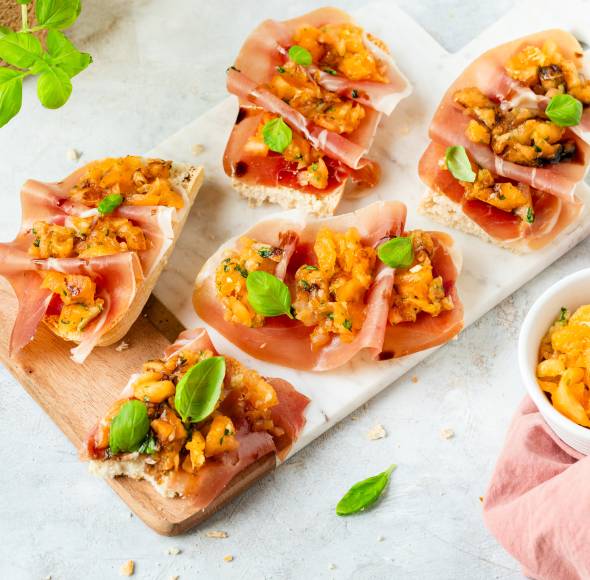 Bruschetta mit Schinken und Honigmelonensalsa