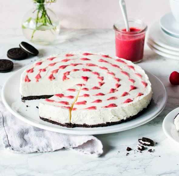 No-Bake-Cheesecake mit fruchtigen Herzen