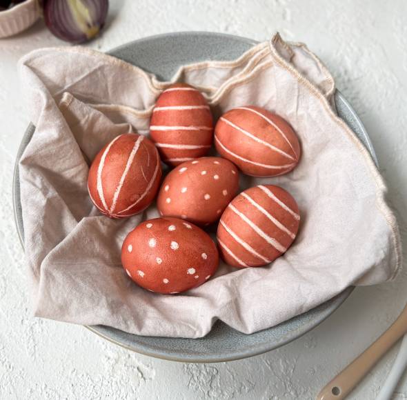 Eier mit roter Zwiebelschale färben
