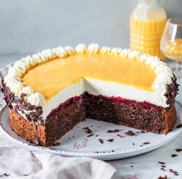 Eierlikörtorte mit Preiselbeeren