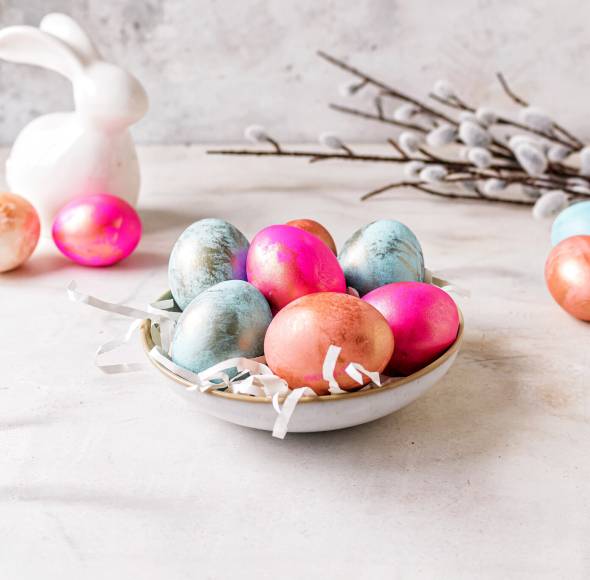 Funkelnde Metallic-Ostereier färben und kochen