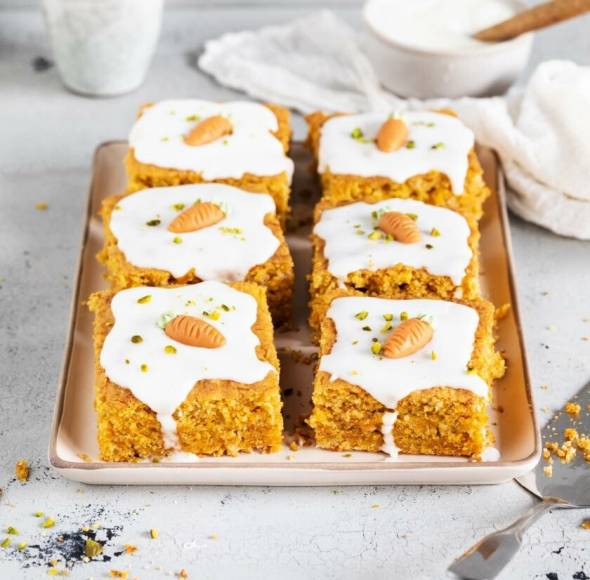 Karottenkuchen vom Blech mit Zuckerguss