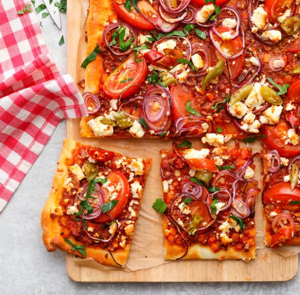 Schnelle Tomaten-Feta-Pizza ohne Hefe