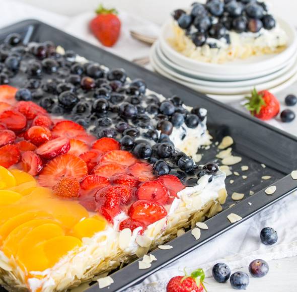 Schwarz-rot-goldener Obstkuchen