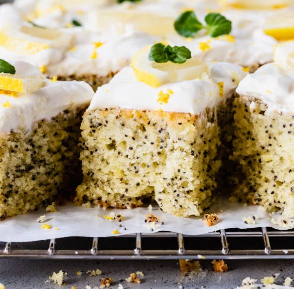 Zitronen-Mohn-Kuchen mit Quarkcreme
