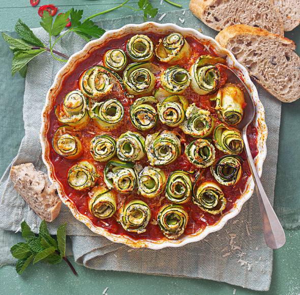 Zucchini-Feta-Röllchen in Tomatensoße