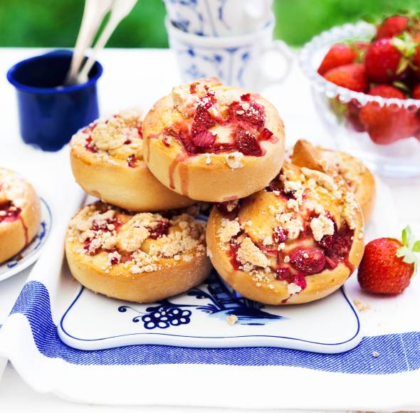 Erdbeer-Rhabarber-Hefeschnecken