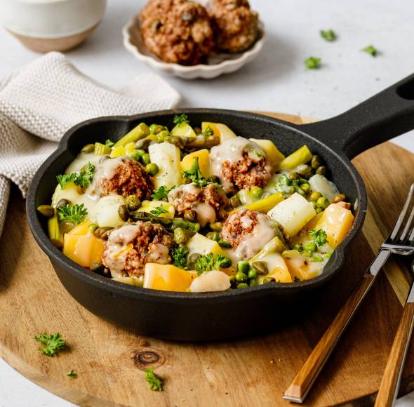 Frühlingstopf mit Hackbällchen und Spargel