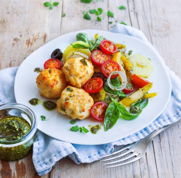Kabeljaubällchen mit mediterranem Kartoffelsalat