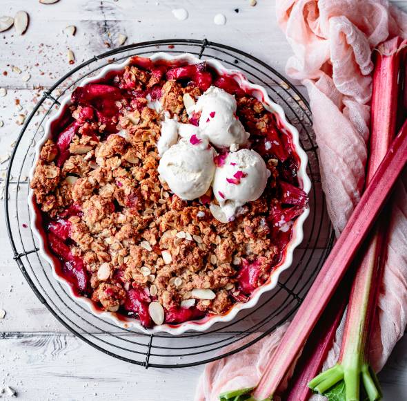 Rhabarber-Crumble mit Vanilleeis