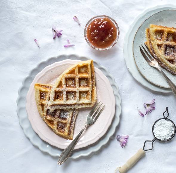 Vanille-Quark-Waffeln mit Rhabarberkompott