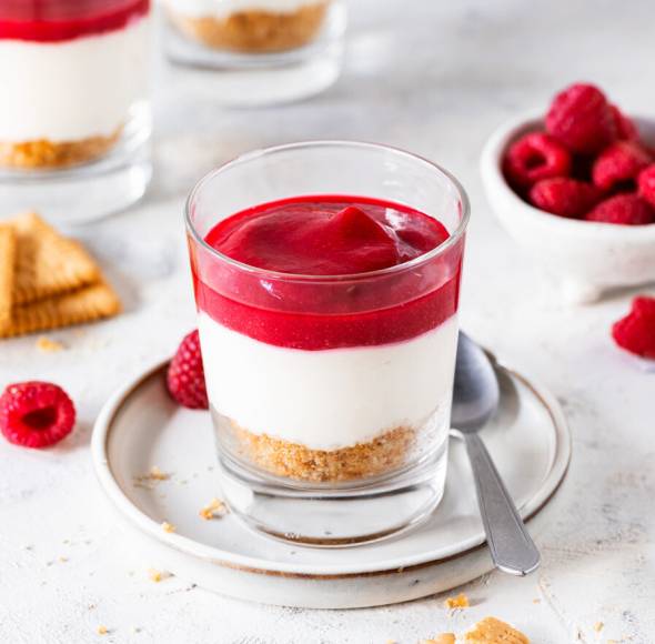 Cheesecake im Glas mit Himbeeren
