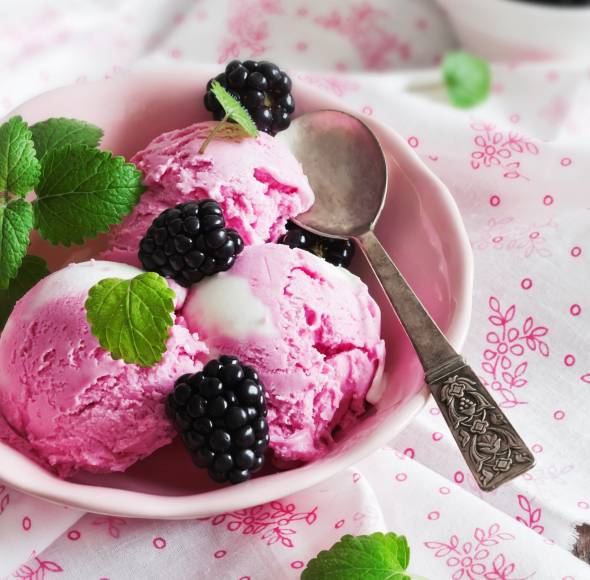 Cremiges Brombeereis