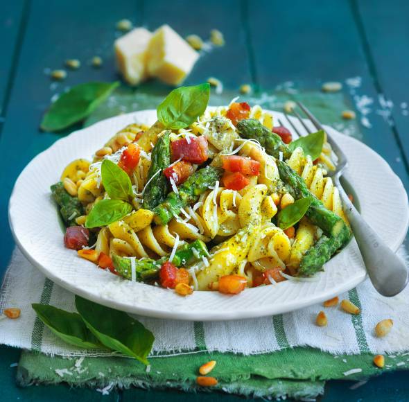 Fusilloni mit Spargel und Zitronenpesto