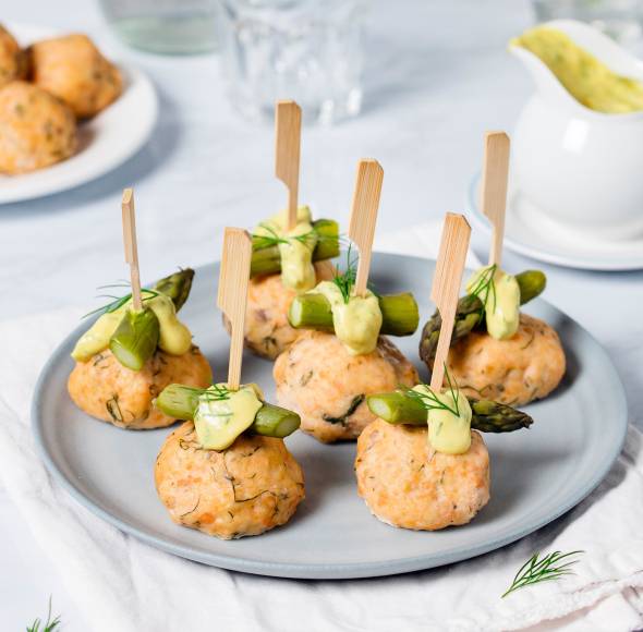 Lachsfrikadellen mit Spargel und Dillsoße