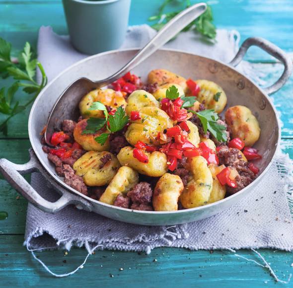 Petersiliengnocchi mit Hack und Paprika