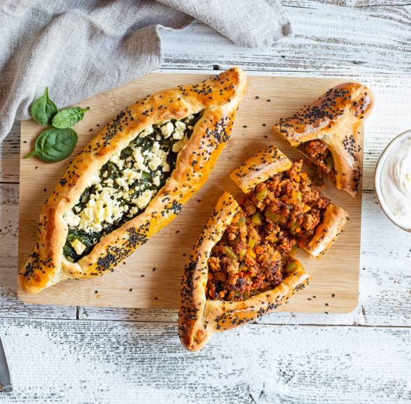Pide mit Hackfleisch- und Spinat-Feta-Füllung