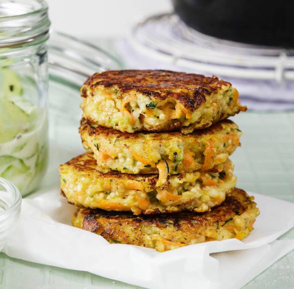 Quinoa-Halloumi-Taler mit Gurkensalat