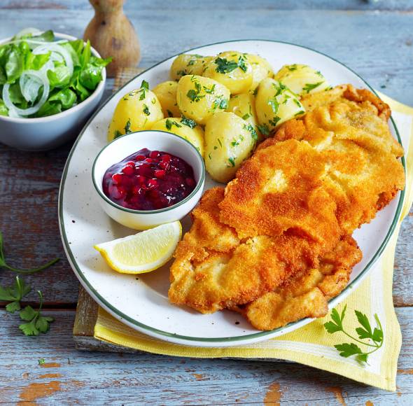 Wiener Schnitzel mit Petersilienkartoffeln und grünem Salat