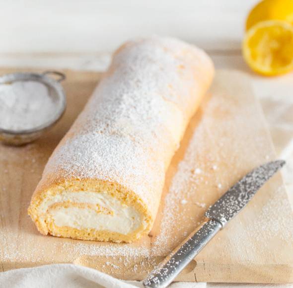 Zitronen-Biskuitrolle