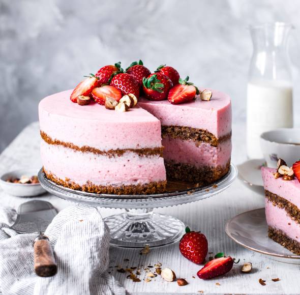 Erdbeer-Buttermilch-Torte mit Haselnüssen