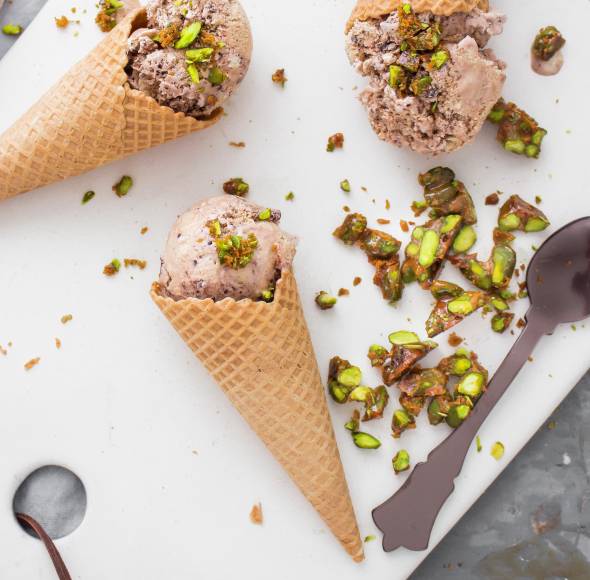 Espresso-Vanilleeis mit Pistazien