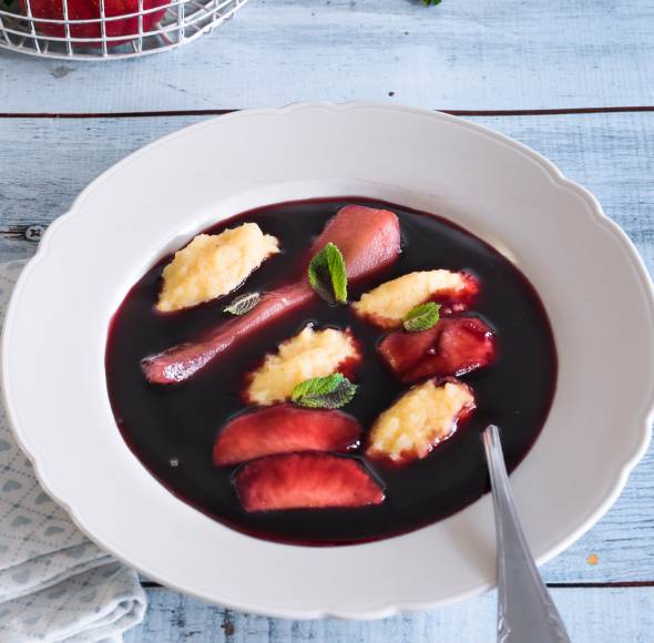Fliederbeersuppe mit Grießklößchen