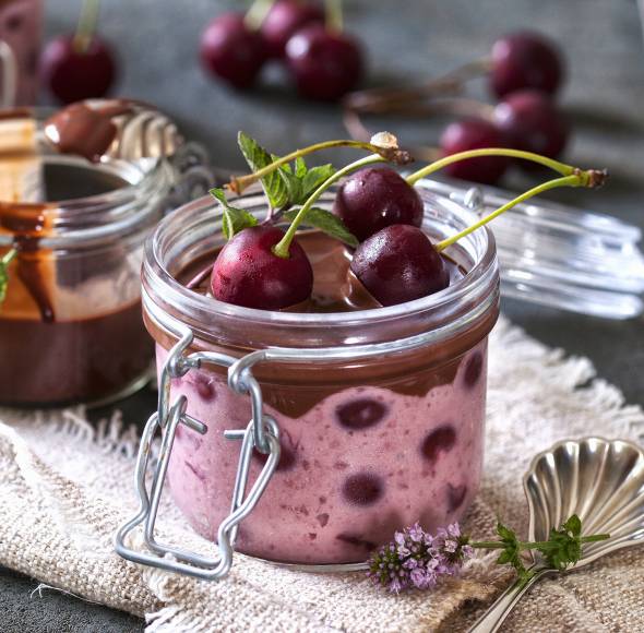 Kirschcreme mit Minz-Schokosoße