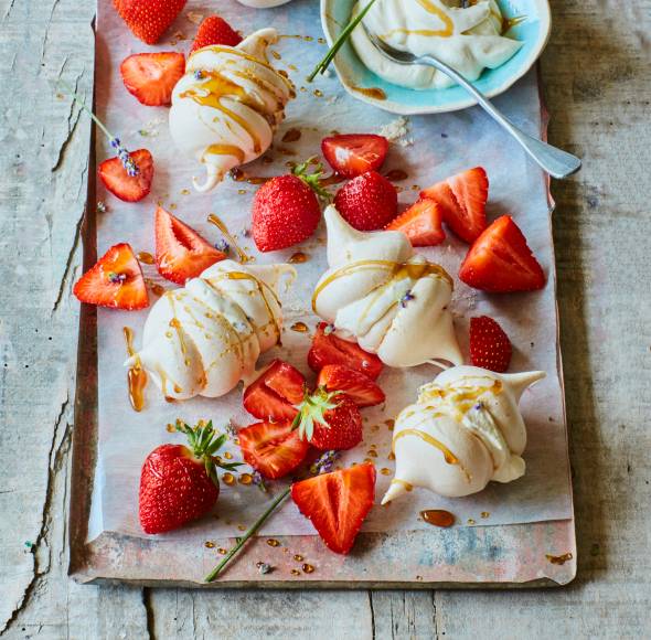 Meringues mit Erdbeeren und Lavendelcreme