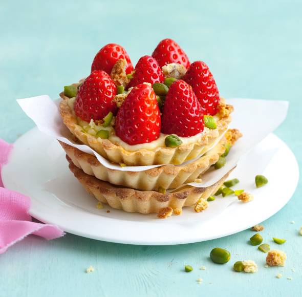 Vanilletartelettes mit Erdbeeren und Pistazienstreuseln