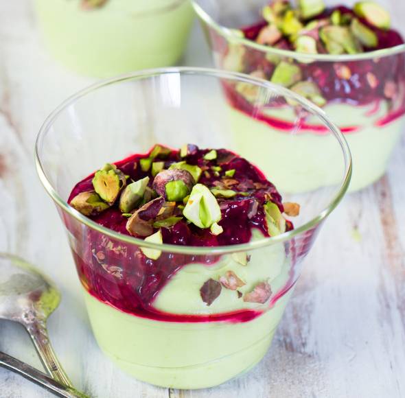 Avocadocreme mit Himbeersoße