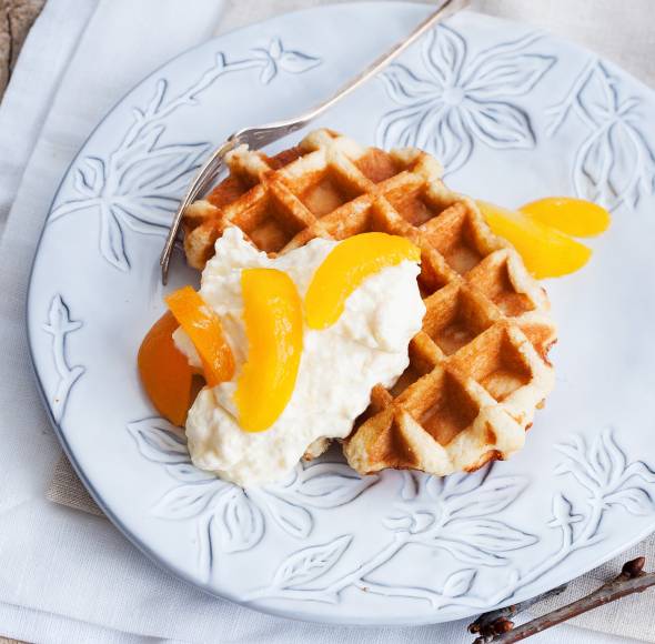 Buttermilchwaffeln mit Aprikosen-Sahne