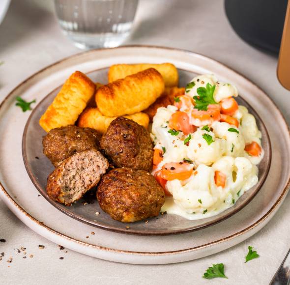Frikadellen mit Rahm-Gemüse und Kroketten