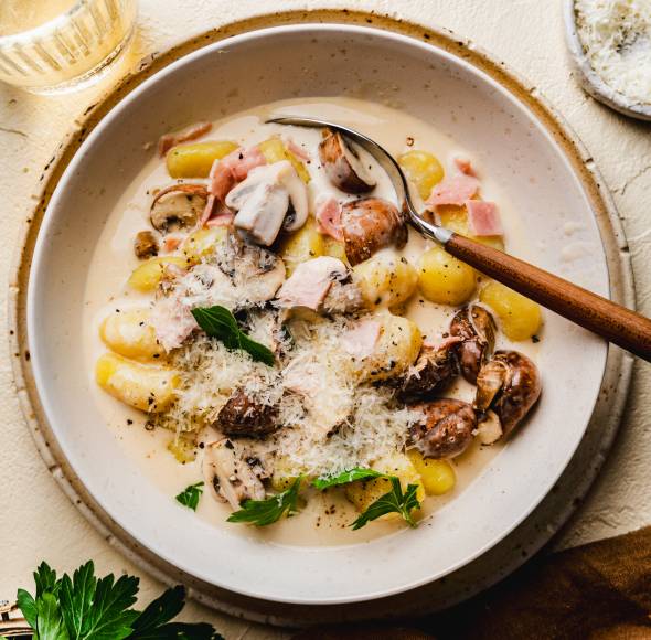 Gnocchi in Käsesoße mit Schinken und Pilzen