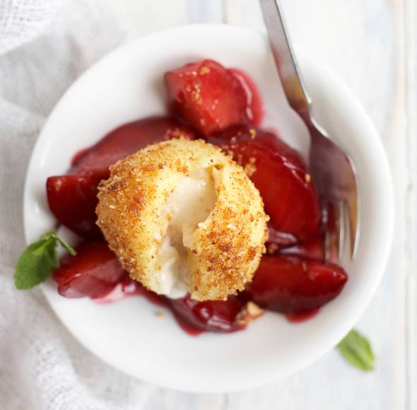 Käseknödel mit Pflaumenkompott