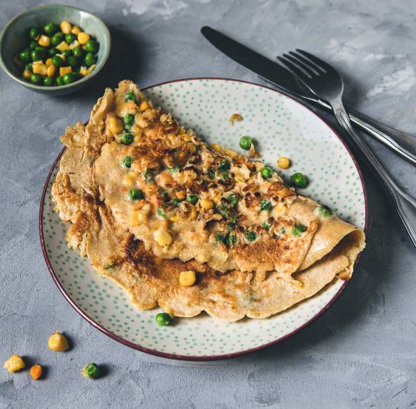 Käsepfannkuchen mit Erbsen und Mais