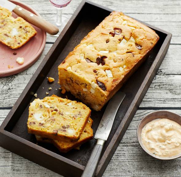 Maisbrot mit Chili, Speck und Feta