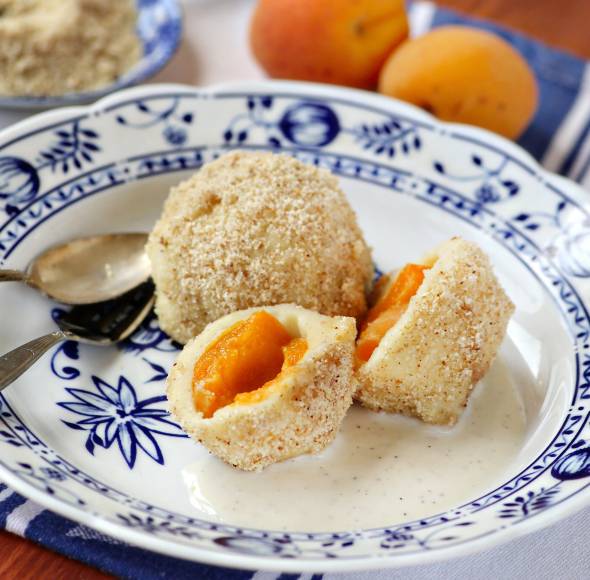 Marillenknödel mit Vanillesoße