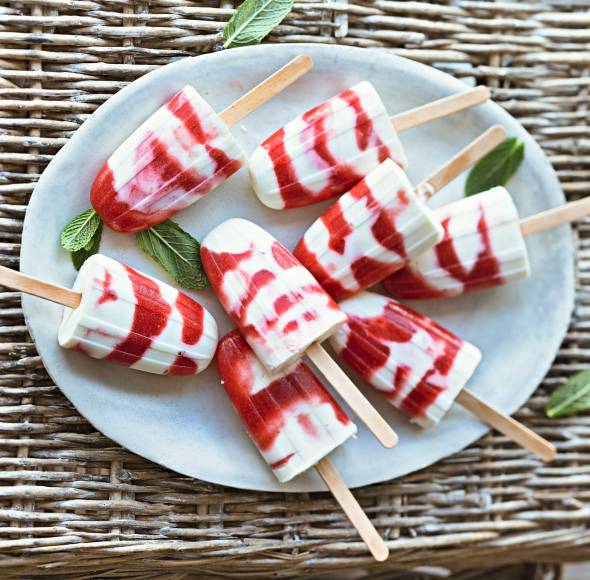 Mascarpone-Erdbeereis am Stiel