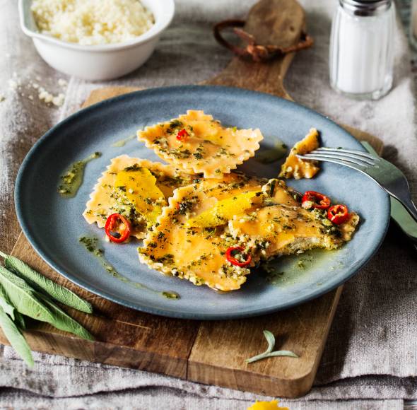 Ravioli in pikanter Salbei-Orangen-Butter